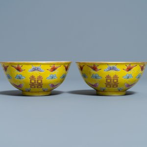 Une paire de bols aux papillons en porcelaine de Chine famille rose à fond jaune, marque de Tongzhi, 20ème — photo 5