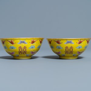 Une paire de bols aux papillons en porcelaine de Chine famille rose à fond jaune, marque de Tongzhi, 20ème — photo 6