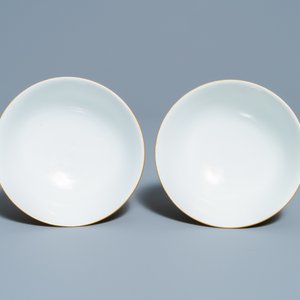 Une paire de bols aux papillons en porcelaine de Chine famille rose à fond jaune, marque de Tongzhi, 20ème — photo 7