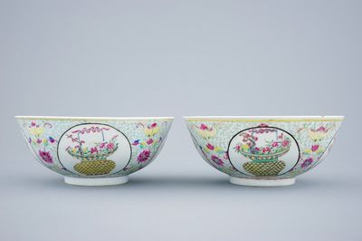 Une paire de bols aux phénix et paniers fleuris en porcelaine de Chine famille rose, 19ème
