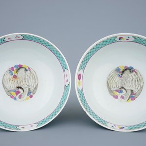 Une paire de bols aux phénix et paniers fleuris en porcelaine de Chine famille rose, 19ème — photo 5