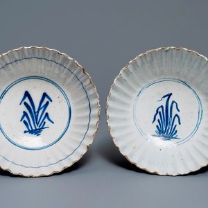 Une paire de bols côtelés en faïence de Delft bleu et blanc, 18ème — photo 5