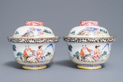 Une paire de bols couverts en émaux de Canton, Yongzheng/Qianlong