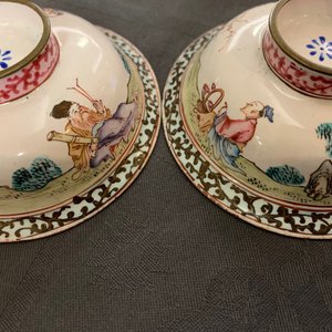 Une paire de bols couverts en émaux de Canton, Yongzheng/Qianlong — photo 12