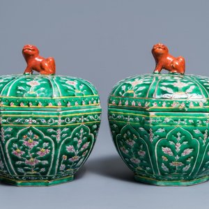 Une paire de bols couverts en porcelaine de Chine de style Bencharong pour le marché thai, 19ème — photo 1