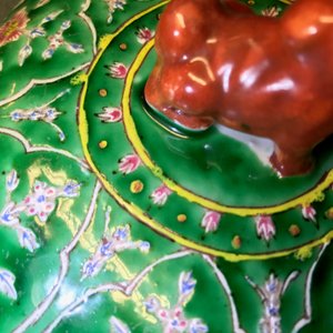 Une paire de bols couverts en porcelaine de Chine de style Bencharong pour le marché thai, 19ème — photo 7