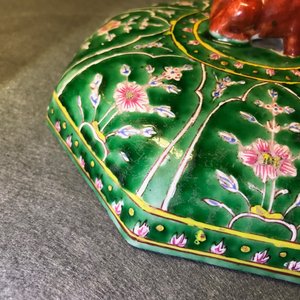 Une paire de bols couverts en porcelaine de Chine de style Bencharong pour le marché thai, 19ème — photo 9