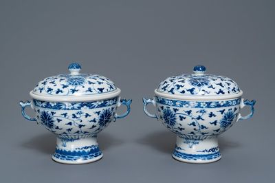 Une paire de bols couverts en porcelaine de Chine en bleu et blanc, 19ème