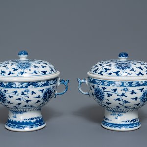 Une paire de bols couverts en porcelaine de Chine en bleu et blanc, 19ème — photo 1