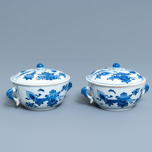 Une paire de bols couverts en porcelaine de Chine en bleu et blanc à décor d'antiquités, Kangxi — photo 1