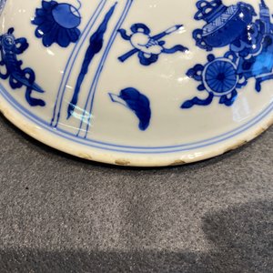 Une paire de bols couverts en porcelaine de Chine en bleu et blanc à décor d'antiquités, Kangxi — photo 14