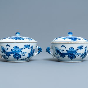 Une paire de bols couverts en porcelaine de Chine en bleu et blanc à décor d'antiquités, Kangxi — photo 2