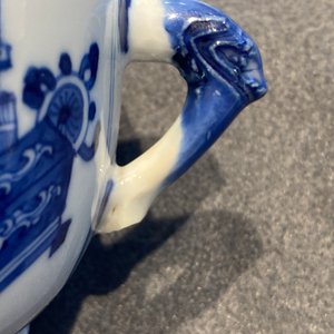 Une paire de bols couverts en porcelaine de Chine en bleu et blanc à décor d'antiquités, Kangxi — photo 23