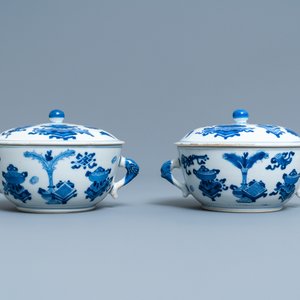 Une paire de bols couverts en porcelaine de Chine en bleu et blanc à décor d'antiquités, Kangxi — photo 4