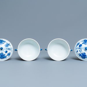 Une paire de bols couverts en porcelaine de Chine en bleu et blanc à décor d'antiquités, Kangxi — photo 6