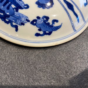 Une paire de bols couverts en porcelaine de Chine en bleu et blanc à décor d'antiquités, Kangxi — photo 10