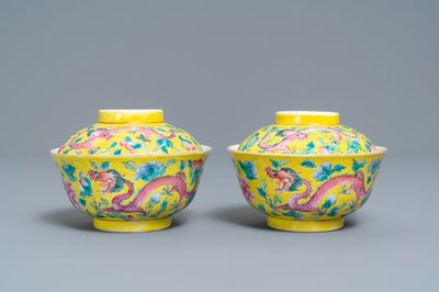Une paire de bols couverts en porcelaine de Chine famille rose à décor de dragons et phénix, 19ème
