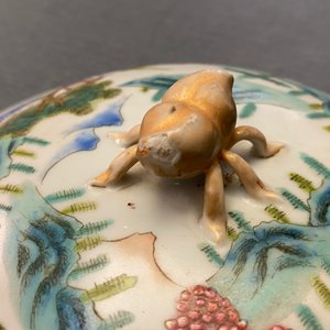 Une paire de bols couverts en porcelaine de Chine famille rose, marque de Qianlong, République — photo 12
