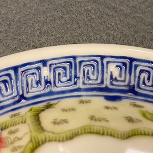 Une paire de bols couverts en porcelaine de Chine famille rose, marque de Qianlong, République — photo 10
