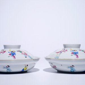 Une paire de bols couverts en porcelaine de Chine famille rose, marque et prob. époque de Guangxu, 19/20ème — photo 3