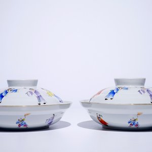 Une paire de bols couverts en porcelaine de Chine famille rose, marque et prob. époque de Guangxu, 19/20ème — photo 5