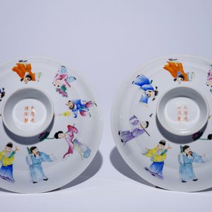 Une paire de bols couverts en porcelaine de Chine famille rose, marque et prob. époque de Guangxu, 19/20ème — photo 9