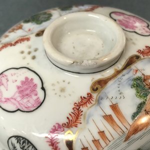 Une paire de bols couverts en porcelaine de Chine famille rose, Yongzheng/Qianlong — photo 8