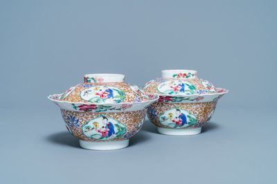 Une paire de bols couverts en porcelaine de Chine famille rose, Yongzheng