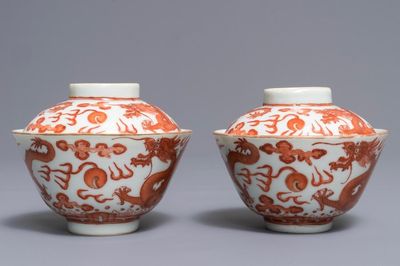 Une paire de bols couverts en porcelaine de Chine rouge de fer et doré, marque de Guangxu, 19/20ème