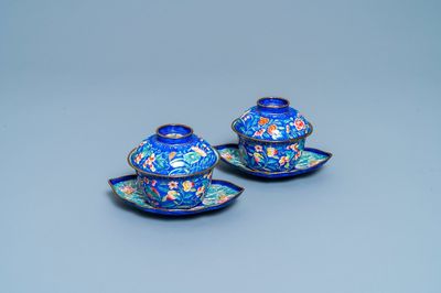 Une paire de bols couverts sur leur supports en émaux de Vietnam de type Phap Lam Hue, 18/19ème