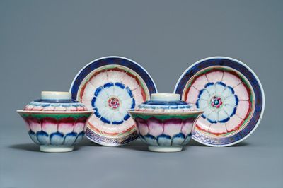 Une paire de bols couverts sur présentoirs en porcelaine de Chine famille rose, Qianlong