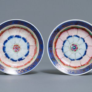 Une paire de bols couverts sur présentoirs en porcelaine de Chine famille rose, Qianlong — photo 2