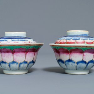 Une paire de bols couverts sur présentoirs en porcelaine de Chine famille rose, Qianlong — photo 5