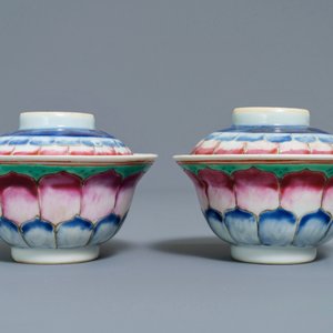 Une paire de bols couverts sur présentoirs en porcelaine de Chine famille rose, Qianlong — photo 7
