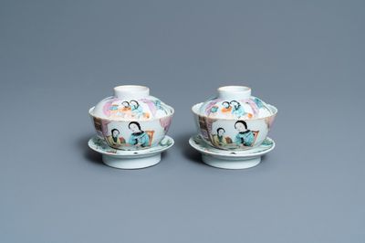 Une paire de bols couverts sur présentoirs en porcelaine de Chine qianjiang cai, 19/20ème