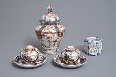 Une paire de bols couverts sur soucoupes, un vase couvert et un brûle-parfum ajouré en porcelaine de Japon, Edo/Meiji, 18/19ème