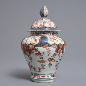 Une paire de bols couverts sur soucoupes, un vase couvert et un brûle-parfum ajouré en porcelaine de Japon, Edo/Meiji, 18/19ème — photo 12