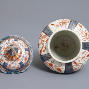 Une paire de bols couverts sur soucoupes, un vase couvert et un brûle-parfum ajouré en porcelaine de Japon, Edo/Meiji, 18/19ème — photo 14