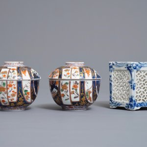 Une paire de bols couverts sur soucoupes, un vase couvert et un brûle-parfum ajouré en porcelaine de Japon, Edo/Meiji, 18/19ème — photo 5
