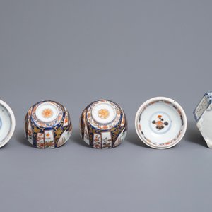 Une paire de bols couverts sur soucoupes, un vase couvert et un brûle-parfum ajouré en porcelaine de Japon, Edo/Meiji, 18/19ème — photo 9