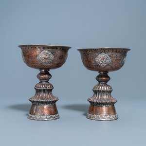 Une paire de bols d'autels en cuivre argenté, Tibet, 19/20ème — photo 4