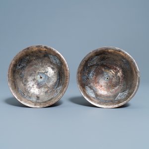 Une paire de bols d'autels en cuivre argenté, Tibet, 19/20ème — photo 7