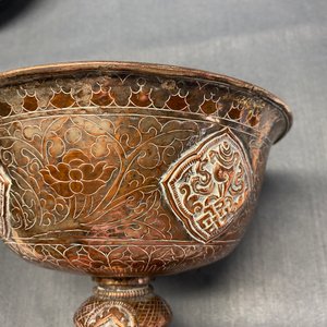 Une paire de bols d'autels en cuivre argenté, Tibet, 19/20ème — photo 10