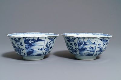 Une paire de bols de forme octagonale en porcelaine de Chine bleu et blanc, Kangxi