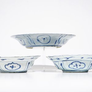 Une paire de bols de type klapmuts et un plat en porcelaine de Chine bleu et blanc de type Kraak, Wanli — photo 5