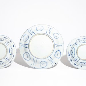 Une paire de bols de type klapmuts et un plat en porcelaine de Chine bleu et blanc de type Kraak, Wanli — photo 7