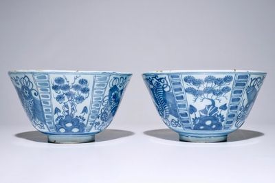 Une paire de bols en faïence de Delft bleu et blanc de style Wanli, fin du 17ème