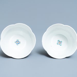 Une paire de bols en forme de fleur en porcelaine Kakiemon de Japon, Edo, 18ème — photo 7