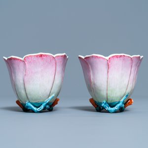 Une paire de bols en forme de magnolia en porcelaine de Chine famille rose, Yongzheng — photo 2