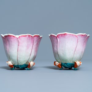 Une paire de bols en forme de magnolia en porcelaine de Chine famille rose, Yongzheng — photo 4